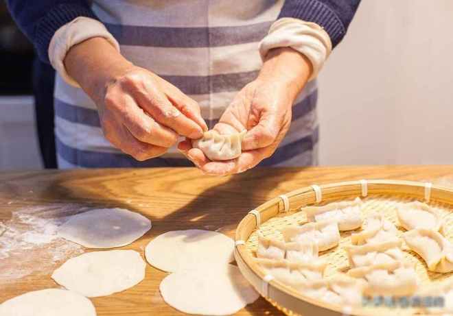 单老板不放料酒味道却更香？pg电子中国网站饺子馆爆(图3)