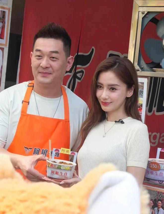被偶遇卖力为街边小吃拍广告皱纹明显脸浮肿pg电子试玩入口Angelababy澳门(图7)