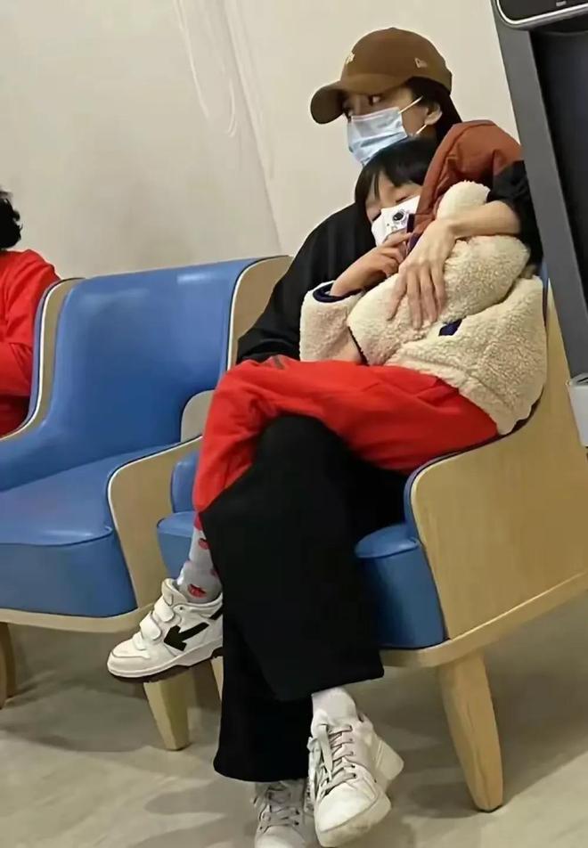 被偶遇卖力为街边小吃拍广告皱纹明显脸浮肿pg电子试玩入口Angelababy澳门(图9)