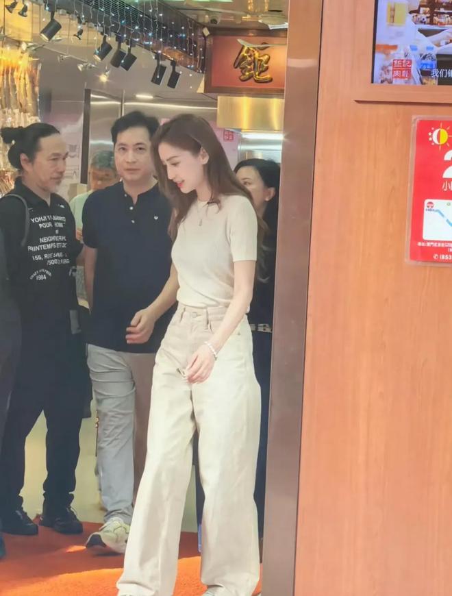 被偶遇卖力为街边小吃拍广告皱纹明显脸浮肿pg电子试玩入口Angelababy澳门