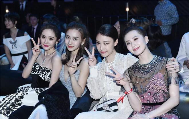 被偶遇卖力为街边小吃拍广告皱纹明显脸浮肿pg电子试玩入口Angelababy澳门(图3)