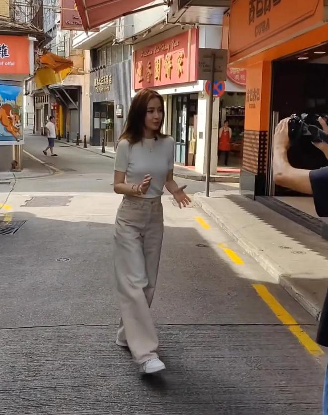 被偶遇卖力为街边小吃拍广告皱纹明显脸浮肿pg电子试玩入口Angelababy澳门(图12)