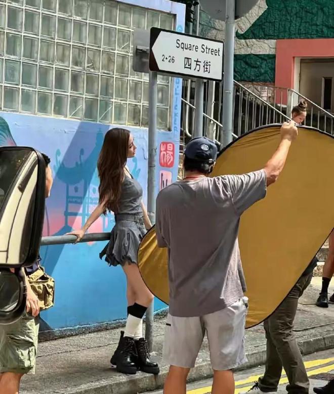 被偶遇卖力为街边小吃拍广告皱纹明显脸浮肿pg电子试玩入口Angelababy澳门(图14)