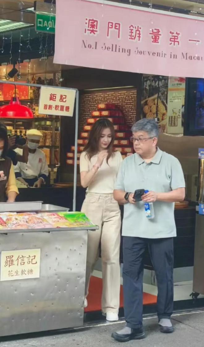被偶遇卖力为街边小吃拍广告皱纹明显脸浮肿pg电子试玩入口Angelababy澳门(图16)