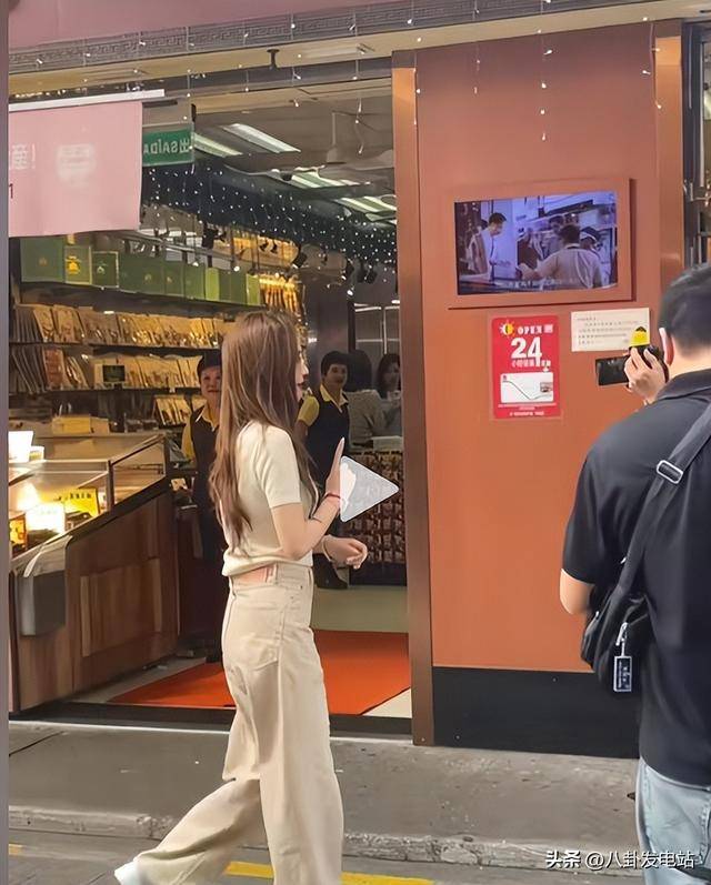 光！穿着朴素皱纹明显为小店站台让人唏嘘pg模拟器电脑版37岁杨颖澳门生图曝(图15)