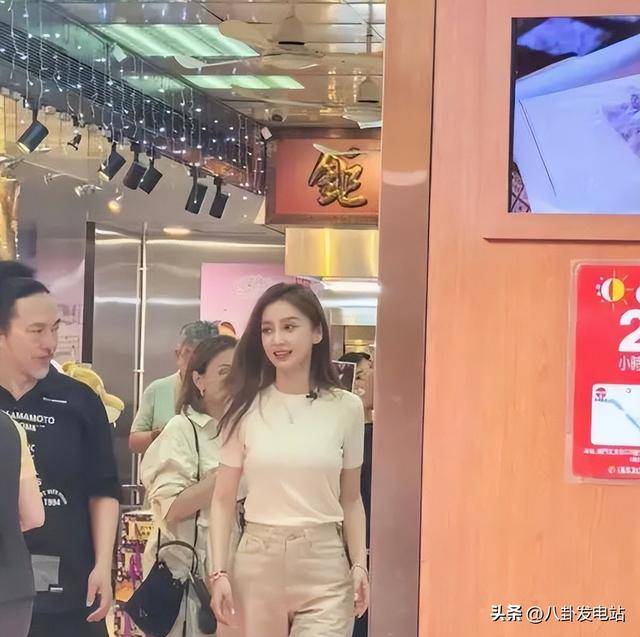 光！穿着朴素皱纹明显为小店站台让人唏嘘pg模拟器电脑版37岁杨颖澳门生图曝(图23)