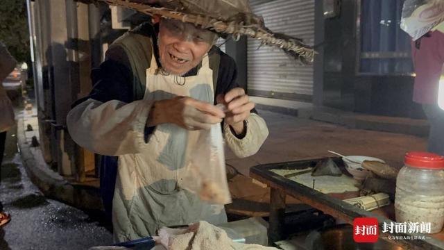 0岁“粽子爷爷”：方便年轻人吃口热乎早饭｜封面头条pg电子娱乐平台5毛钱一个粽 16年不涨价 乐山9(图2)