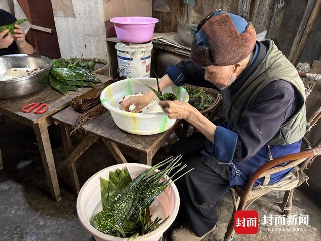 0岁“粽子爷爷”：方便年轻人吃口热乎早饭｜封面头条pg电子娱乐平台5毛钱一个粽 16年不涨价 乐山9(图8)
