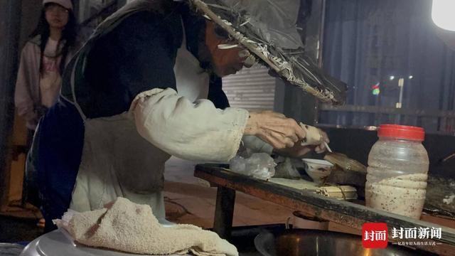 0岁“粽子爷爷”：方便年轻人吃口热乎早饭｜封面头条pg电子娱乐平台5毛钱一个粽 16年不涨价 乐山9(图7)