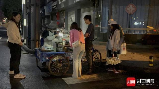 0岁“粽子爷爷”：方便年轻人吃口热乎早饭｜封面头条pg电子娱乐平台5毛钱一个粽 16年不涨价 乐山9(图5)