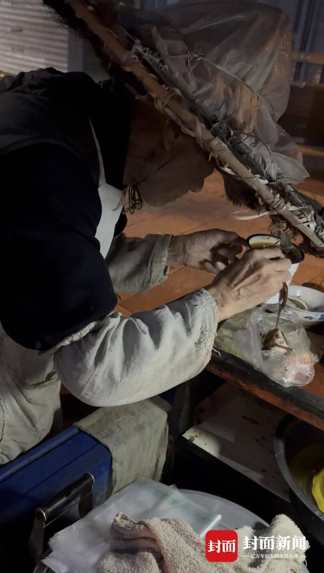 0岁“粽子爷爷”：方便年轻人吃口热乎早饭｜封面头条pg电子娱乐平台5毛钱一个粽 16年不涨价 乐山9(图6)