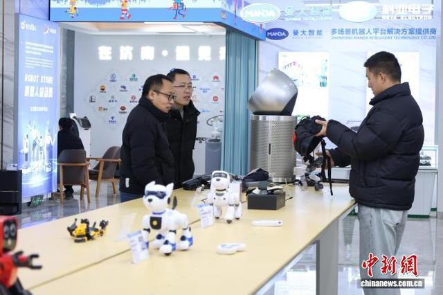 山东首家机器人6S店pg电子娱乐平台探访(图2)