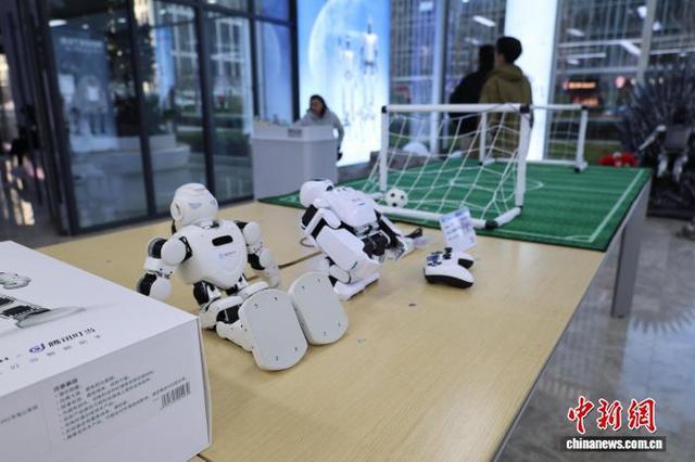 山东首家机器人6S店pg电子娱乐平台探访(图1)