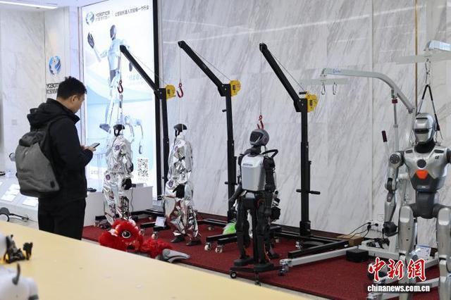 山东首家机器人6S店pg电子娱乐平台探访(图3)