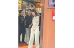 被偶遇卖力为街边小吃拍广告皱纹明显脸浮肿